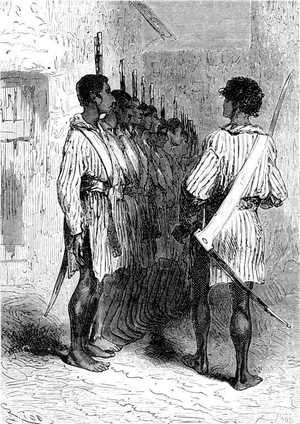 Su uniforme consistía en una camisa listada con un cinturón de cuero.